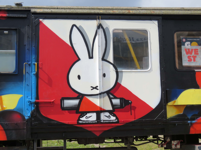 844145 Detail van de beschildering door graffitikunstenaar Jan is de Man van een treinwagon die ingericht wordt als ...